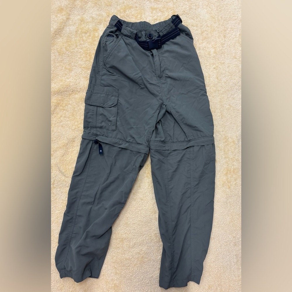 Magellan Outdoors Olive Green medium convertible outdoor pant/ shorts.